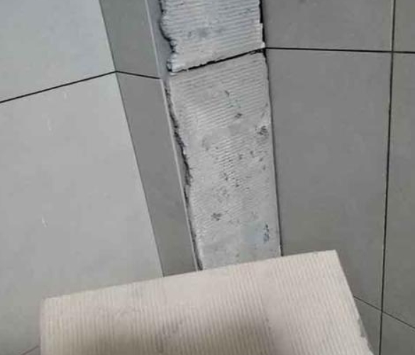 临清瓷砖空鼓维修公司分享下厨房瓷砖脱落的补救措施。